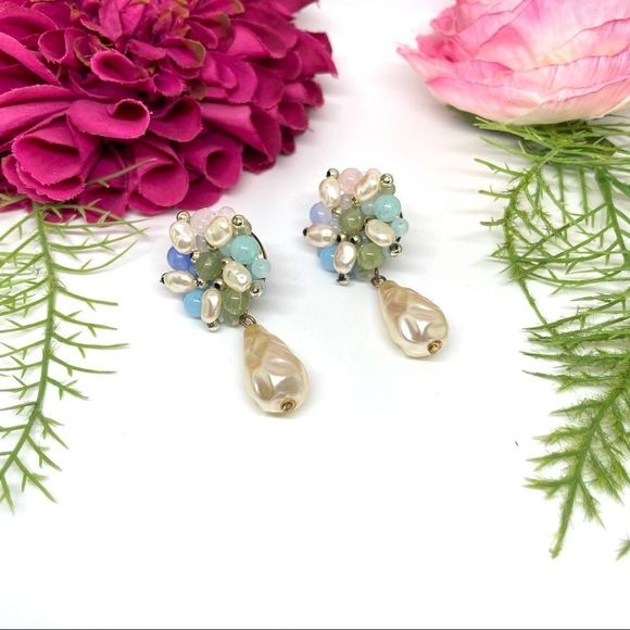 VINTAGE⚜️Clustered Faux Pearl Pastel Beaded Teardrop Clip Earrings - Picture 3 of 7